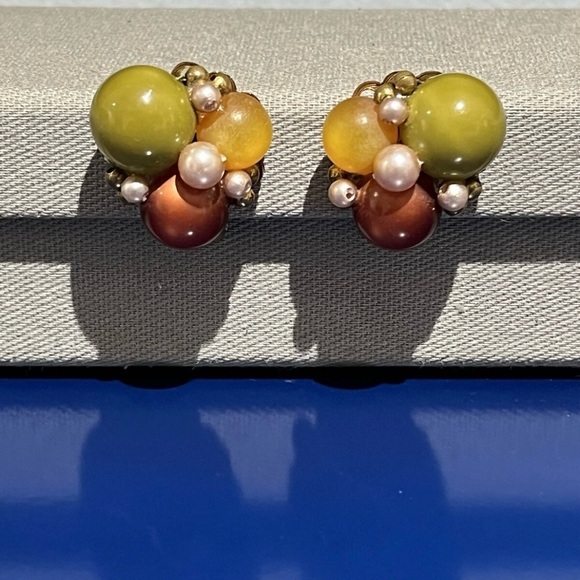 Vintage Jewelry - Green Yellow Cluster Bead Gold Clip On Earrings Costume Jewelry Vintage 50s 60s